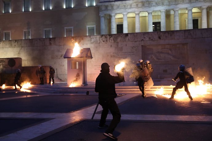 Protestas en el Parlamento de Grecia tras aprobar nuevo paquete de medidas