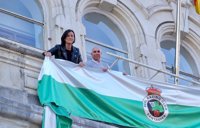 La fachada del Ayuntamiento de Santander se viste con los colores del Racing