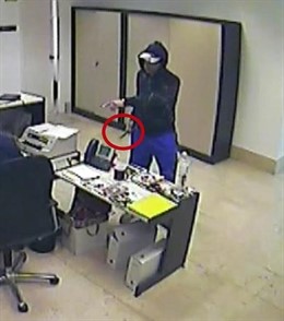 El detenido en el momento de cometer un atraco a punta de cuchillo