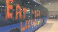 Atacan un autobús de Dbus en San Sebastián en el que realizan pintadas contra la ley mordaza