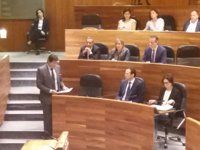 El presidente reprocha a Mercedes Fernández que de lecciones de liderazgo una "gran organizadora de derroches"