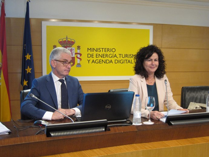 Secretaria de Estado de Turismo, Matilde Asían, junto al director de Turespaña