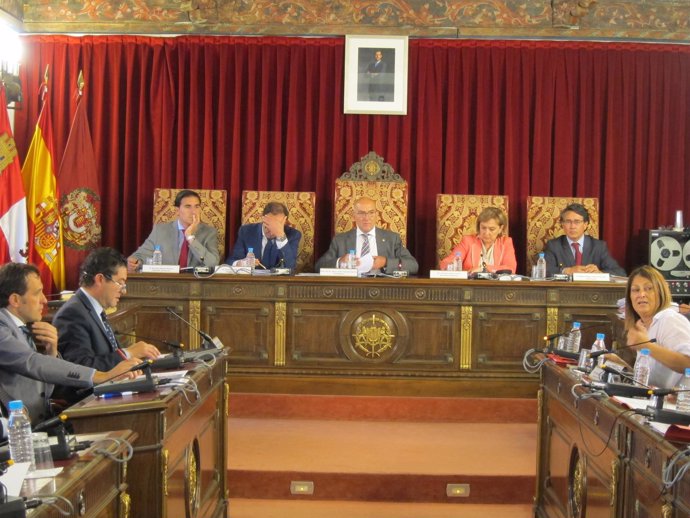 Jesús Julio Carnero preside el Pleno de la Diputación de Valladolid