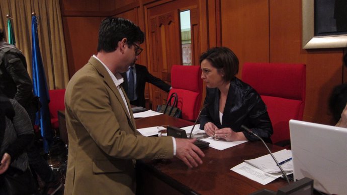 Pedro García con Isabel Ambrosio en el Pleno