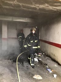 Los bomberos sofocan un fuego en un trastero de la calle Sisón de Valladolid