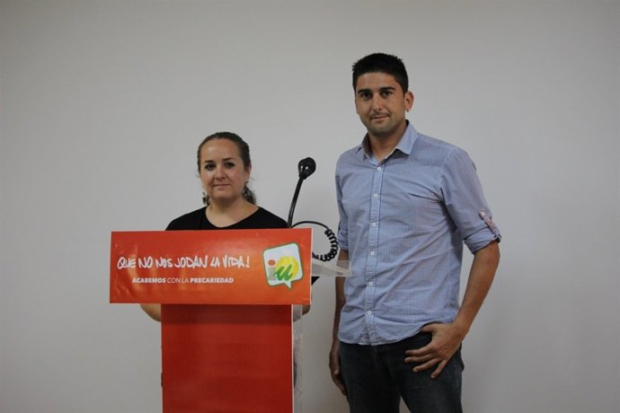 Dirigentes de IULV-CA Natalia Robles e Ismael Sánchez en rueda de prensa