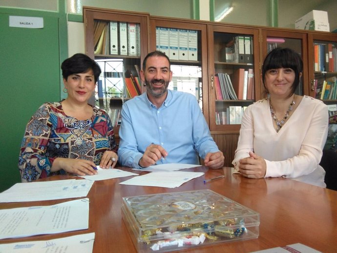 Solana con el alcalde de Corella y la jefa de estudios del Instituto de Corella.