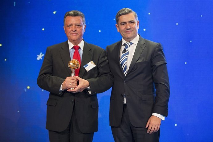 Entrega premio Randstad Award a Mercedez-Benz Vitoria