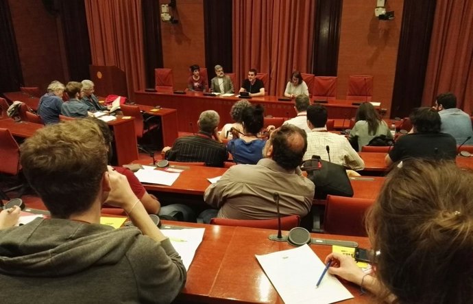 El grup parlamentari de la CUP reunit amb representants internacionals
