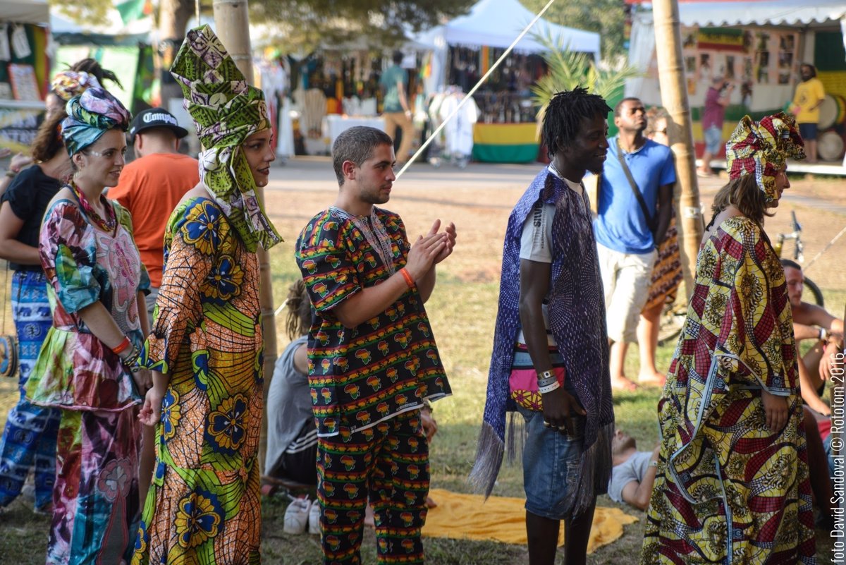 Vestidos de Ghana y camisas de Costa de Marfil para acercar los colores de al público del Rototom