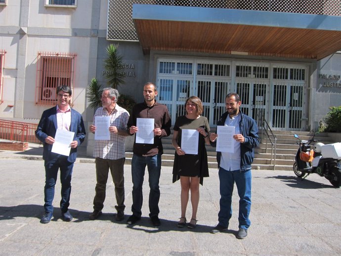 Los dirigentes y representantes de IU ante la Audiencia de Córdoba