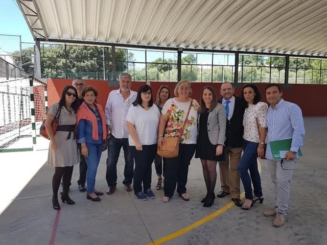 Ruiz (segunda por la dcha.) en la inauguración de la cubierta