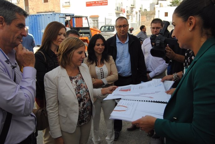 Irene García visitando una de las obras del Profea