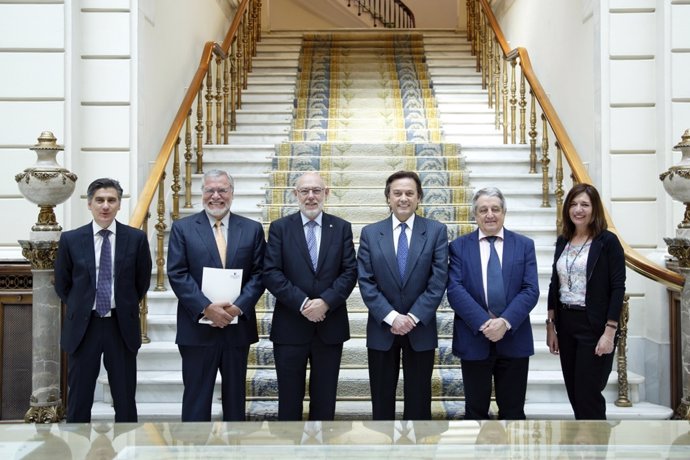 José Manuel Maza junto a representantes de Transparencia Internacional