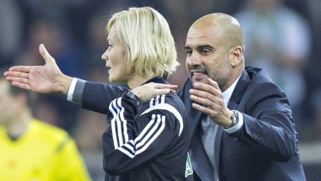 Bibiana Steinhaus y Pep Guardiola