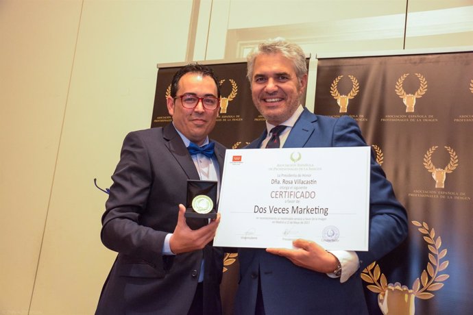 José Hernández, director y CEO de 2 Veces Marketing, recoge el galardón