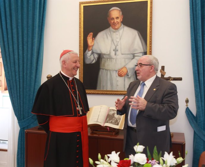 El cardenal Giuseppe Versaldi conversando con  José Luis Mendoza