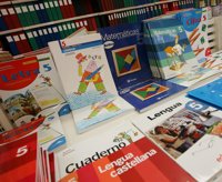 Los editores de libros de texto catalanes aseguran cumplir la normativa y ven mala intención