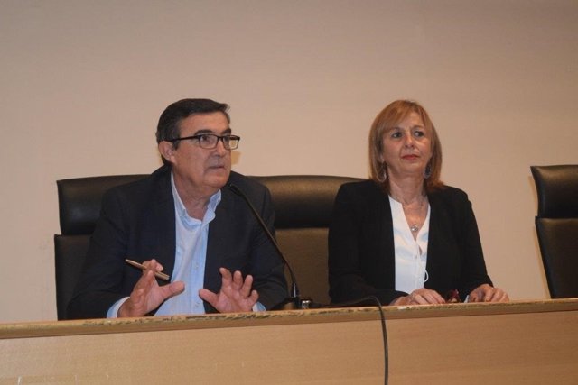 Vicente Zarza preside una jornada de orientadores educativos. 