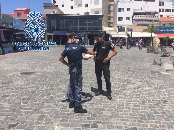 Nota De Prensa "Dos Agentes De La Polizia Di Stato Patrullan Junto A La Policía 