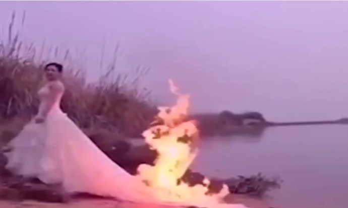 Esta novia quemó su traje de boda, y no, no fue un accidente