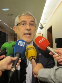 Llamazares cree que la moción de censura de Pablo Iglesias es "una iniciativa de partido" para "retratar" al PSOE