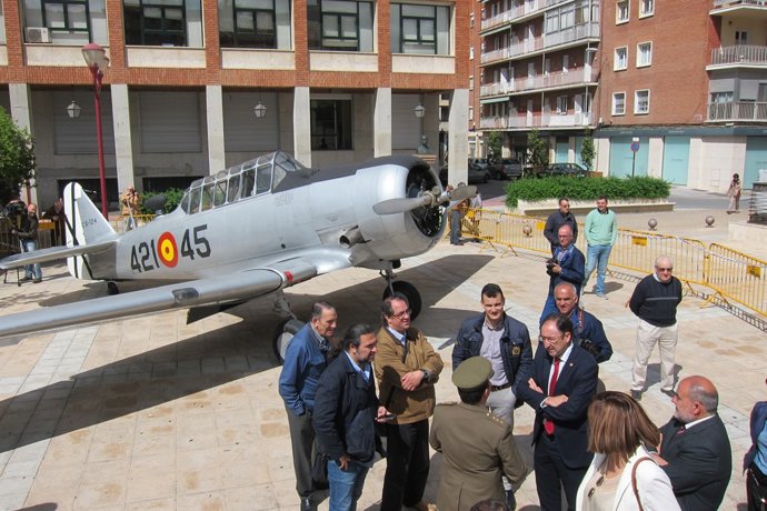 Aviones en la plaza de Los Juzgados de Palencia