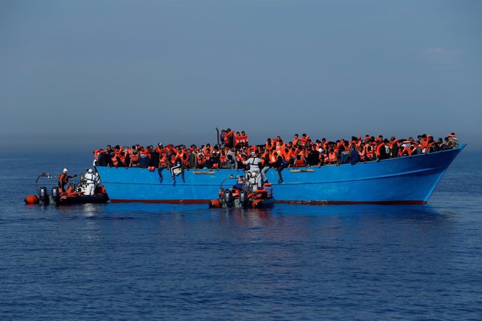 Rescate de inmigrantes en el mar Mediterráneo por la ONG MOAS