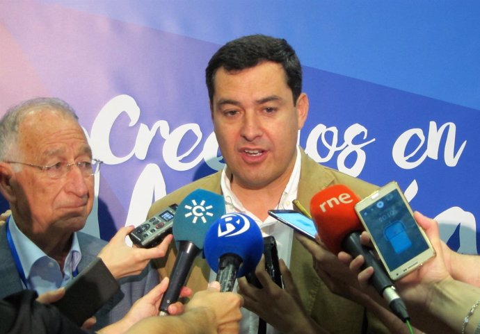 El presidente del PP-A, Juanma Moreno, junto a Gabriel Amat 