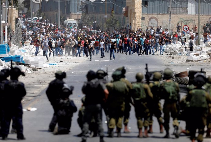 Choques entre manifestantes palestinos y militares israelíes en Cisjordania