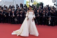 Rihanna deslumbra de blanco en la premiere de la polémica 'Okja'