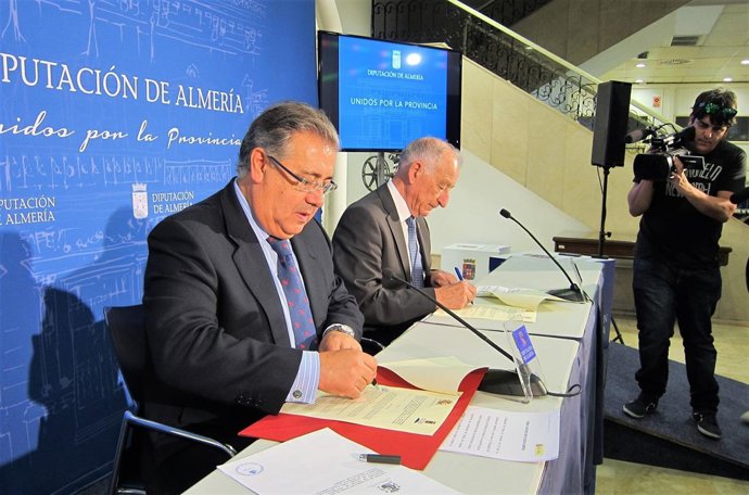 Juan Ignacio Zoido y Gabriel Amat firman un convenio de colaboración