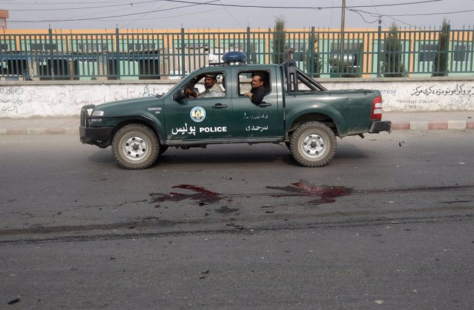 Imagen de archivo de un vehículo de la policía afgana pasando junto a un sitio d