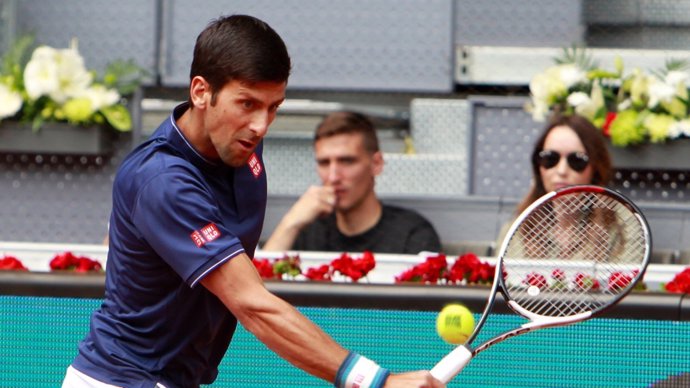 Novak Djokovic ejecuta un golpe