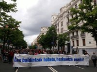 Miles de personas piden en las tres capitales vascas el fin de los "recortes" en educación
