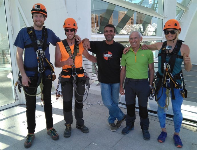 Los protagonistas, Max Lowe y Rachel Pohl, junto a Rafael Vidaurre y Coque Pérez