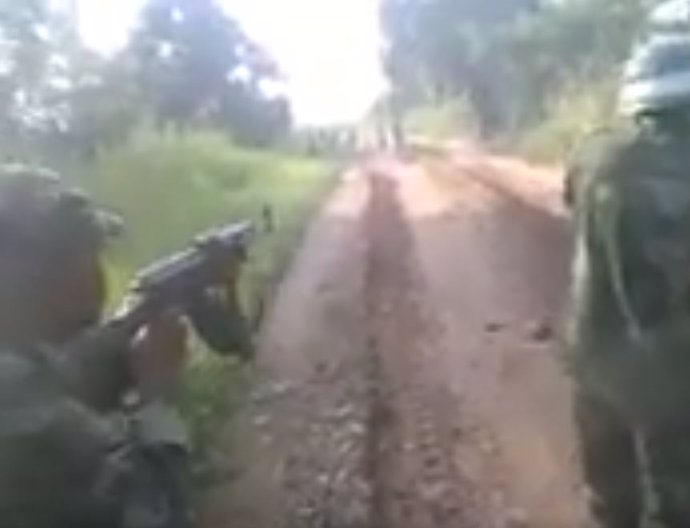 Soldados de República Democrática del Congo disparando