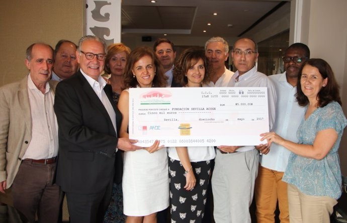 La Fundación 'Sevilla acoge' recibe la donación del Congreso.