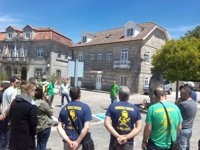 Una veintena de trabajadores de Seaga homenajean a los dos brigadistas fallecidos en un incendio forestal en Pontevedra