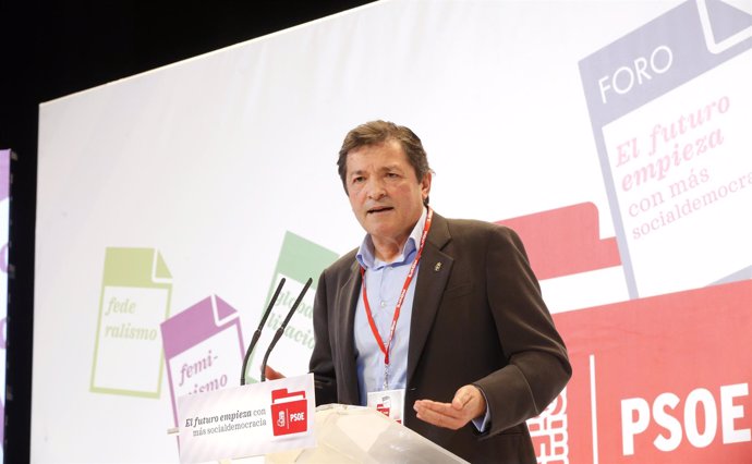 El presidente de la Gestora, Javier Fernández, en el foro político del PSOE