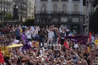 Miles de personas apoyan en la Puerta del Sol la moción de censura de Unidos Podemos contra Rajoy
