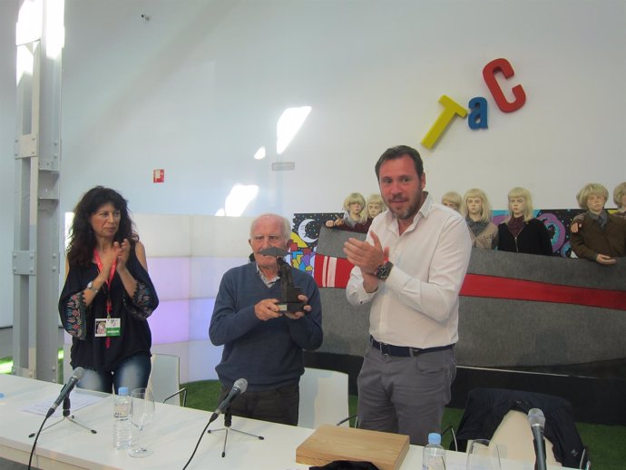Valladolid. Puente entrega el premio especial del TAC 2017 a Fernando Herrero