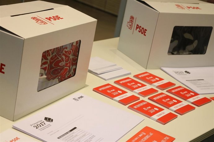 Urnas y papeletas para las elecciones primarias del PSOE
