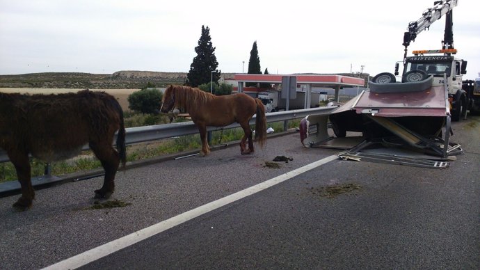 Dos heridos graves en un accidente en la A-2 en Zaragoza.