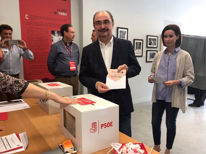 Lambán vota en las primarias del PSOE en Ejea.