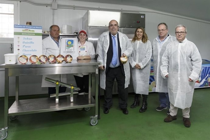 Oria y su equipo visitan la primera empresa de helados ecológicos de Cantabria