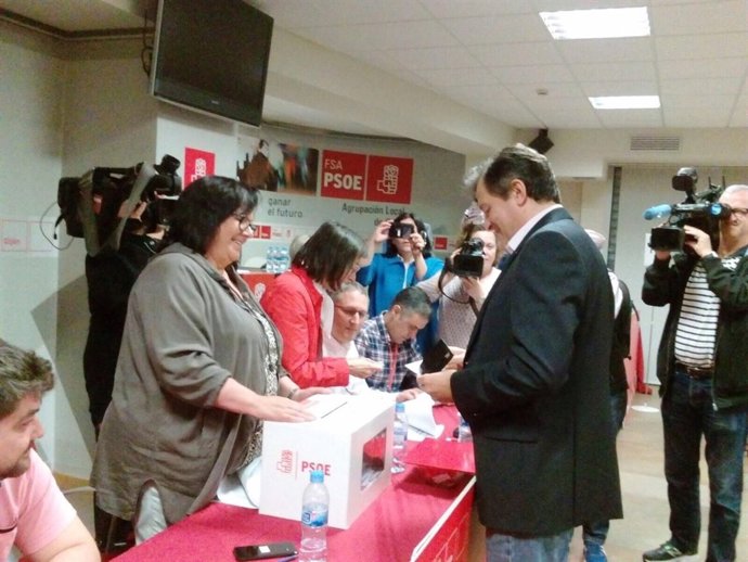Javier Fernández vota en les primàries del PSOE