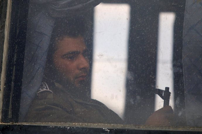 Uno de los últimos rebeldes sale de la ciudad de Homs
