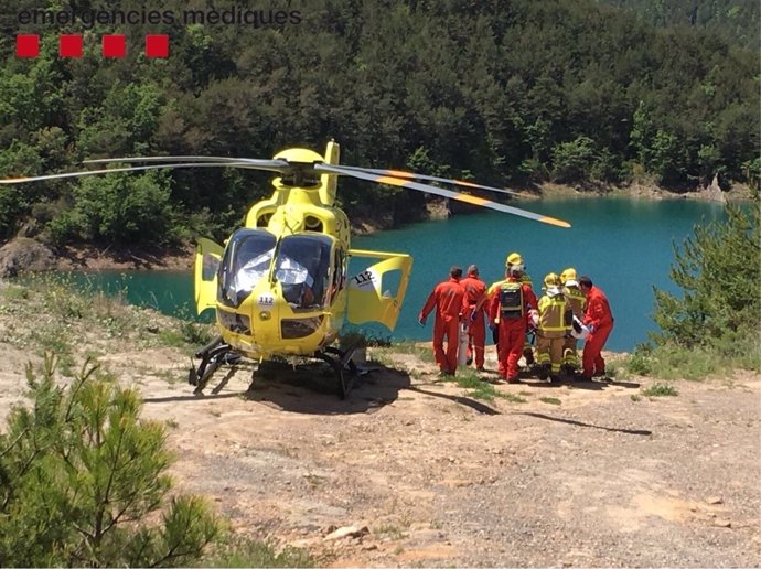 Helicóptero del SEM atendiendo un accidentado en Navès (Lleida)