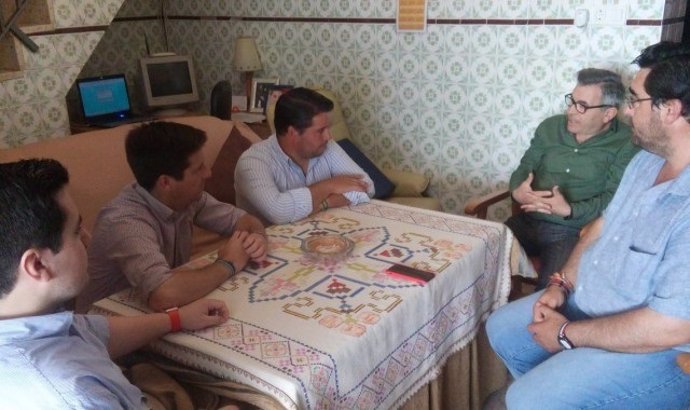 Representantes del PP de Huelva visitan el domicilio de Juan Luis Fadrique